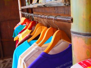 お店でTシャツの見本を見る